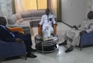 Photo de Ousmane SONKO, Moussa DIOP & Barthelemy Diaz dans un sallon.