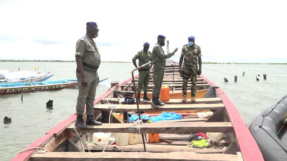 Image de gendarmes fouillant des pirogues.