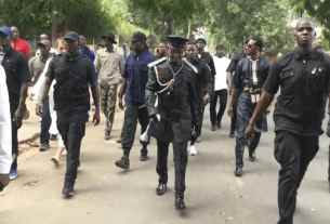 Photo Kara sécurité et leur guide Modou Kara.