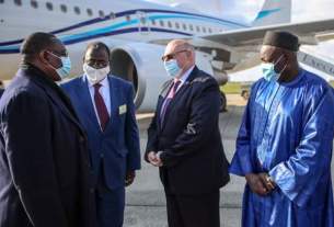 Macky sall à l'aéroport.