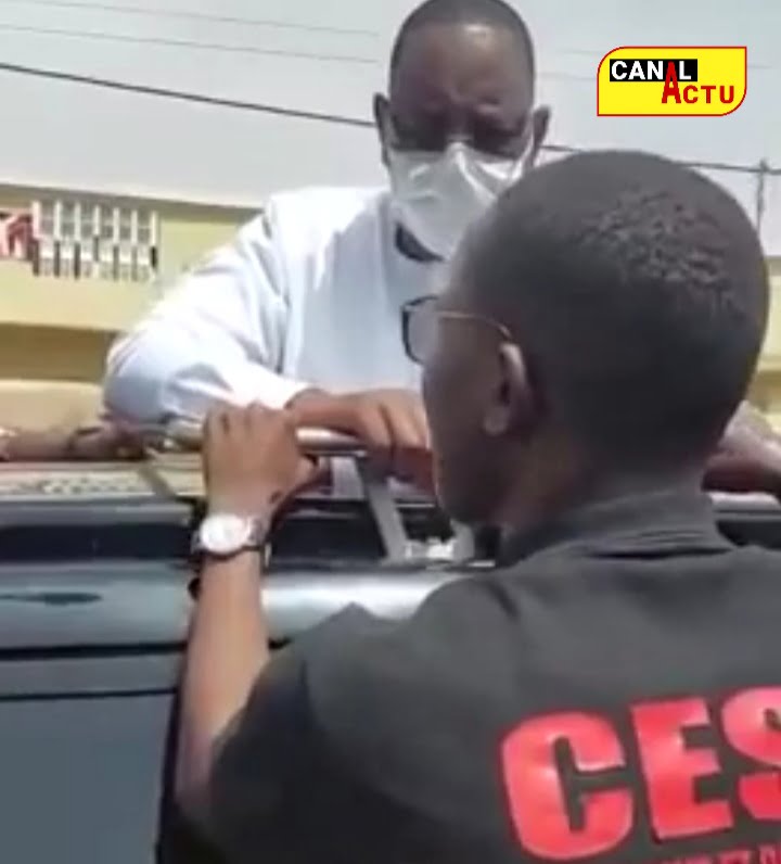 Macky Sall devant le portail de l'UGB