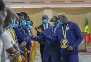 Macky Sall avec joueurs de Beach soccer