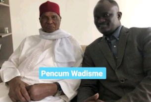 Abdoulaye Wade et un homme assisent