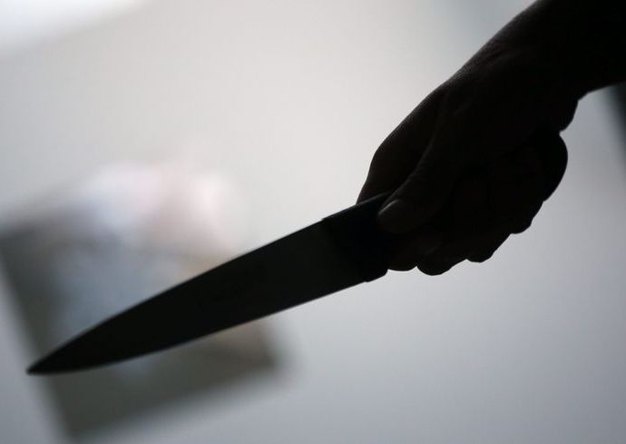 Belgique homme poignarde sa femme dans le dos