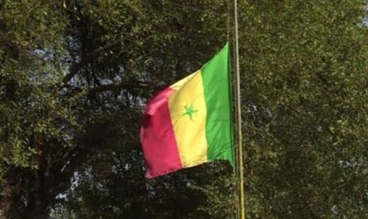 drapeau du Sénégal en berne.