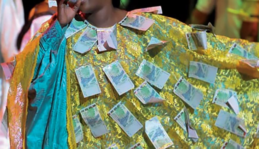 femme avec billet de banque cérémonie mariage baptême Sénégal