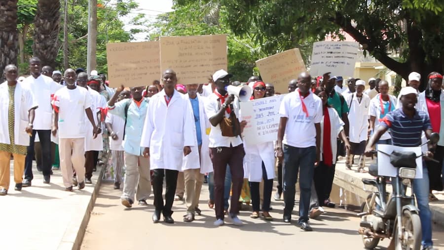 Greve manifestions marche agent de la sante Sénégal.