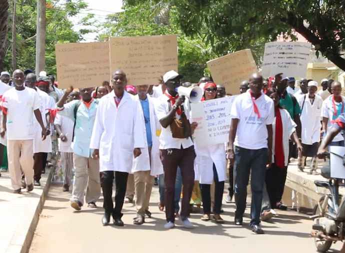 Greve manifestions marche agent de la sante Sénégal.