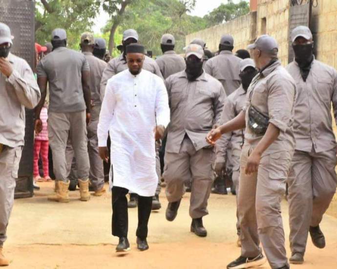 Ousmane Sonko et ses garde corps