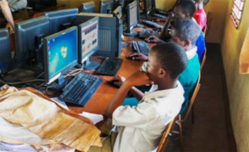 image de jeunes noirs devants des ordinateurs.