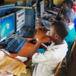 image de jeunes noirs devants des ordinateurs.