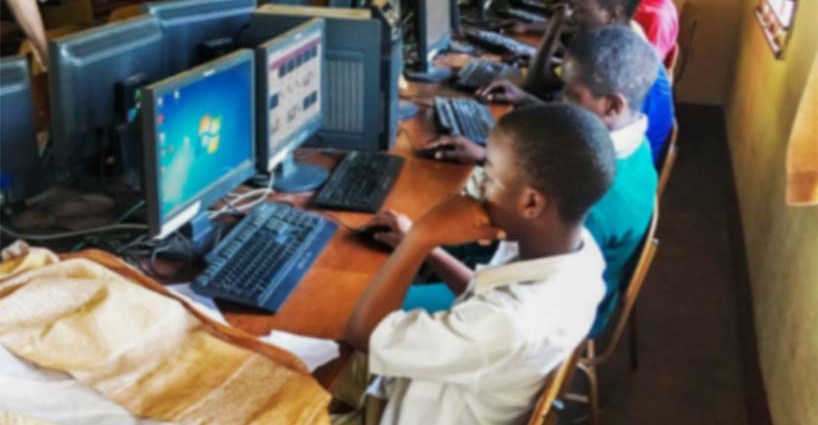 image de jeunes noirs devants des ordinateurs.